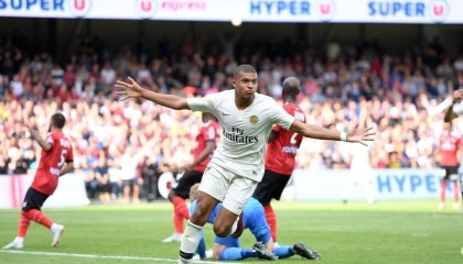  巴黎圣日耳曼客场逆转击败里昂，积分榜领跑优势扩大  