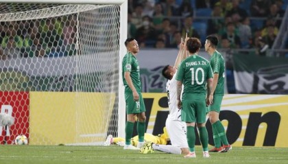  亚眠年轻门将高接低挡，屡次化解对方必进球