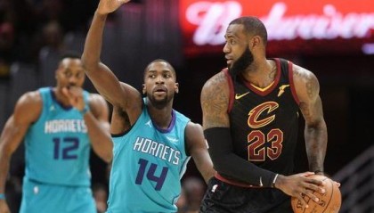  特雷杨穿针引线老鹰五人上双轻取黄蜂稳居前四