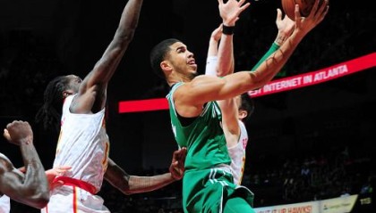  欧文末节发威独行侠逆转老鹰延续季后赛冲刺势头