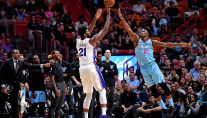  巴特勒关键球热火险胜尼克斯  