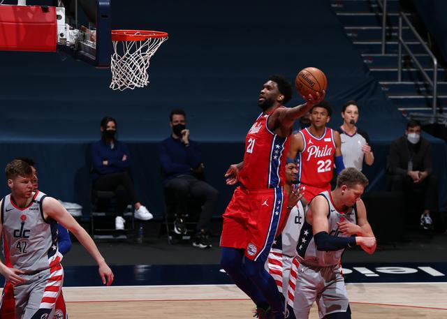  恩比德伤退，76人不敌魔术遭两连败  