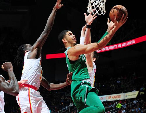  欧文末节发威独行侠逆转老鹰延续季后赛冲刺势头