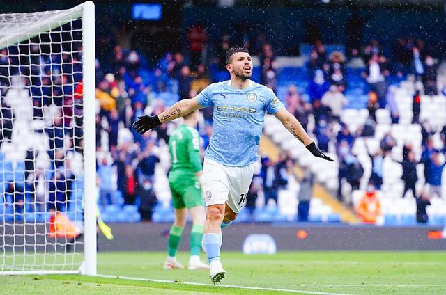  莱比锡红牛火力全开，大胜对手登顶积分榜