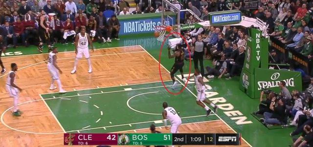  柏林联合定位球战术奏效，头槌接力攻破强敌城门